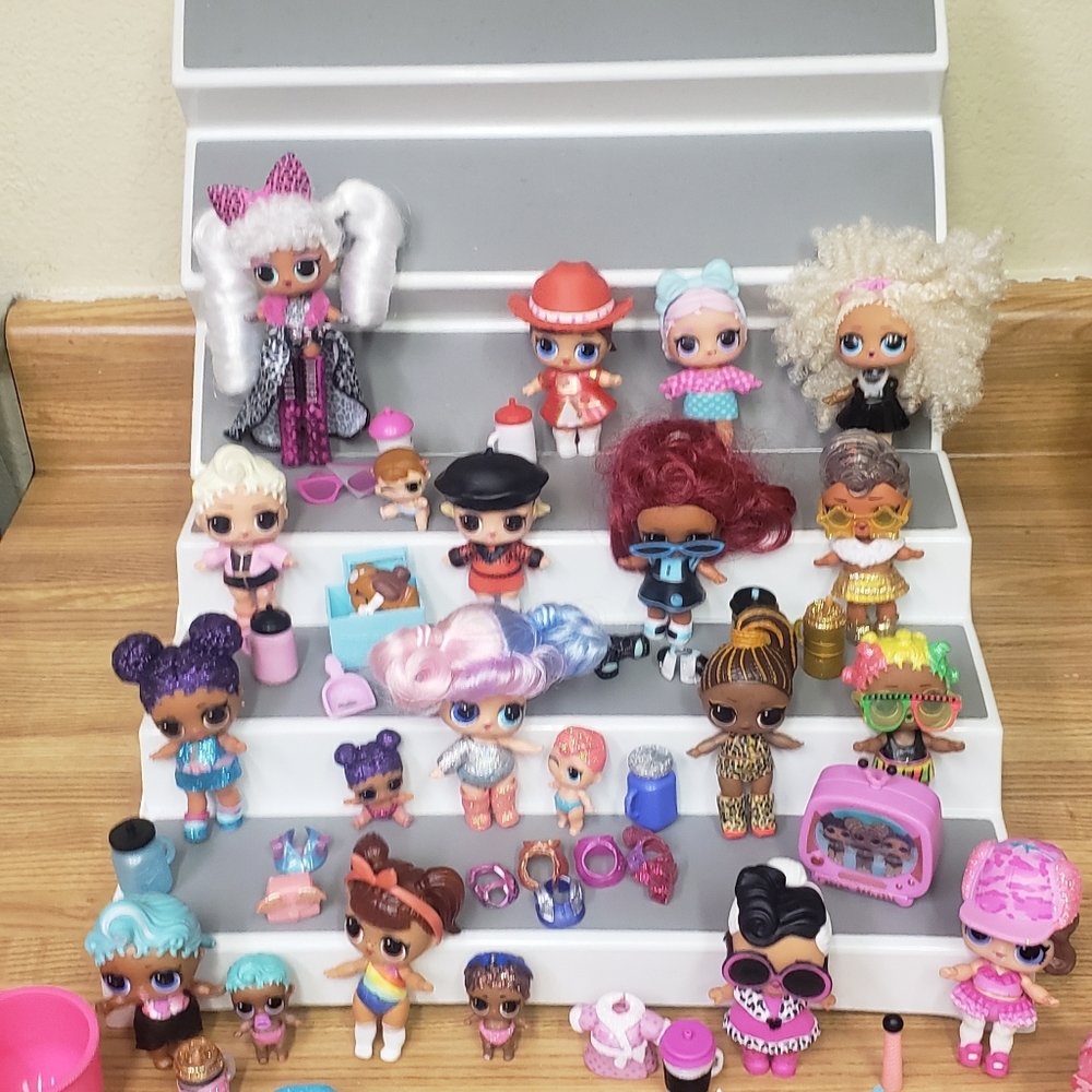 LOT  OF  LOL SURPRISE DOLLS